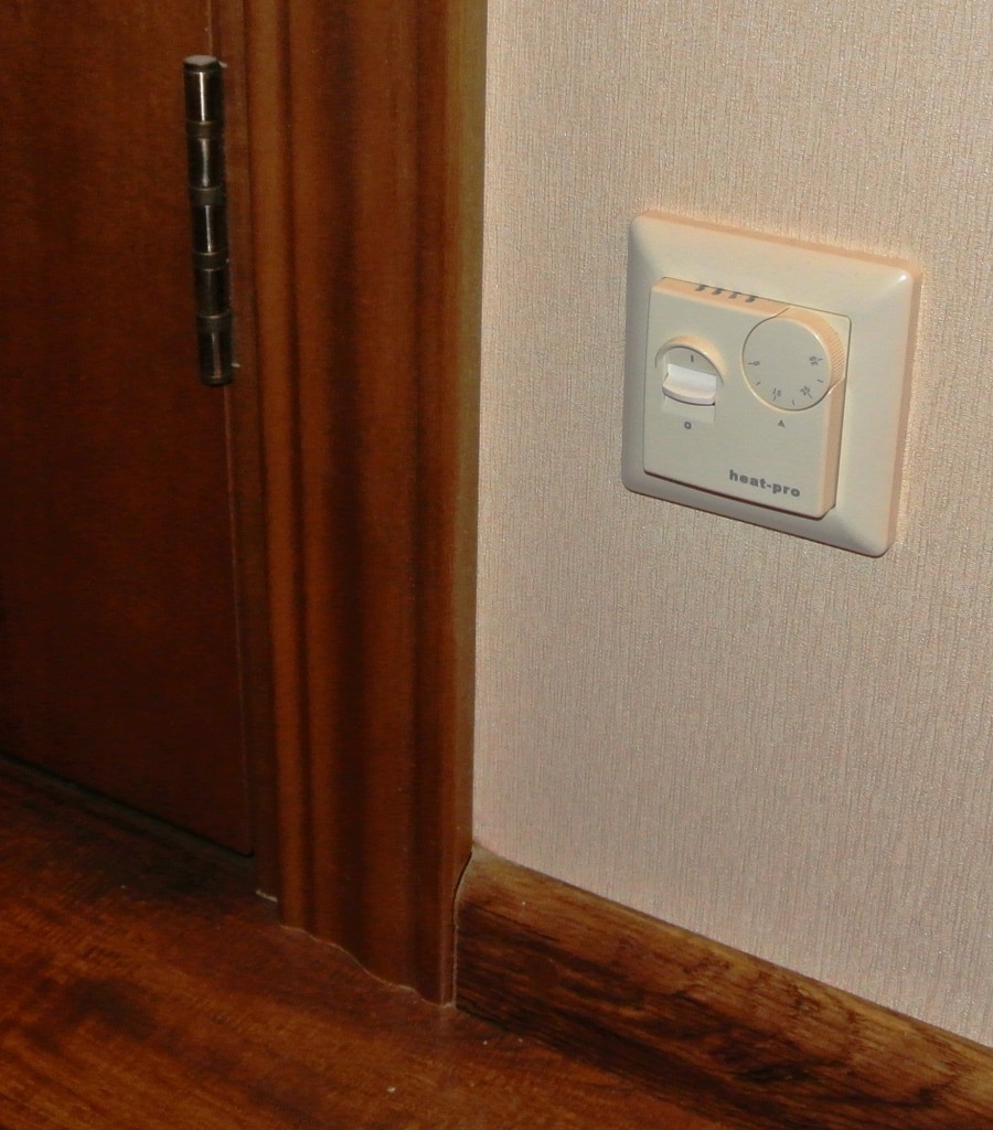 Терморегулятор для теплого пола на стене