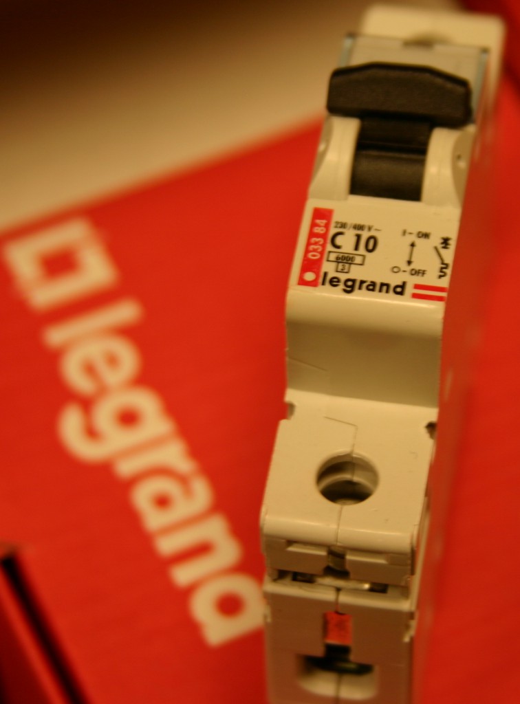 Однофазный автоматический выключатель