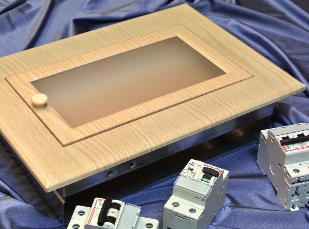 Встраиваемый электощиток под дерево