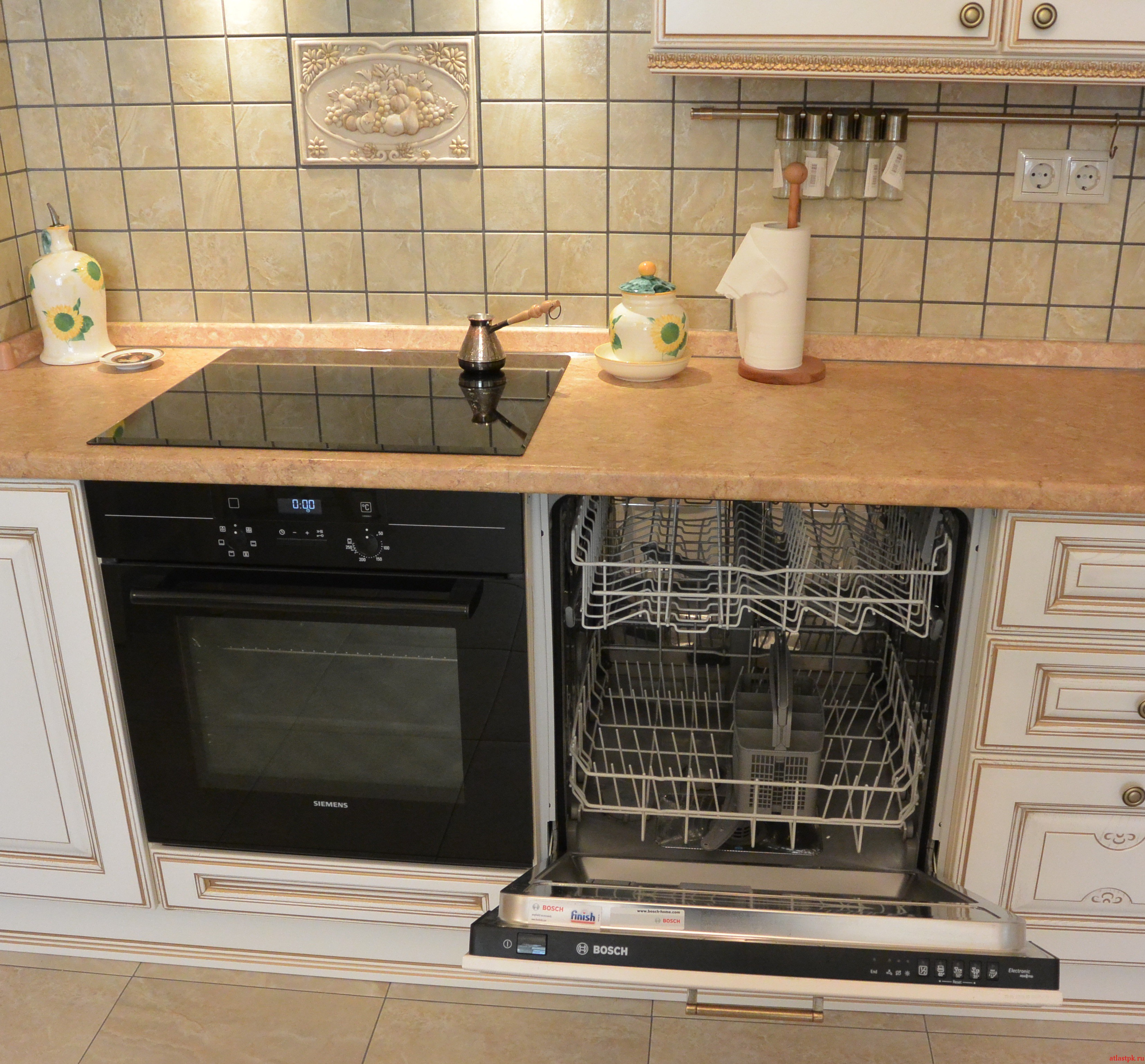 Духовой шкаф и посудомоечная. Посудомоечная машина Baumatic bdi681. Посудомоечная машина на кухне. Угловая кухня с посудомоечной машиной. Посудомойка в угловой кухне.