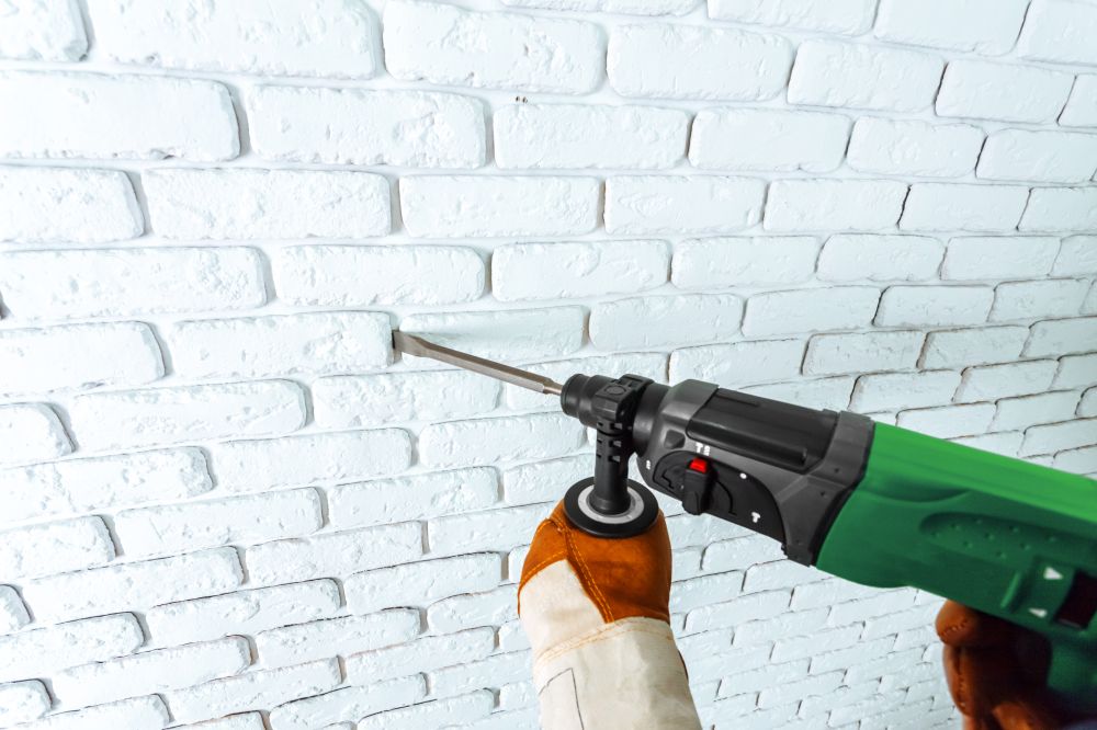 Как сделать штробу и закрепить в ней кабель