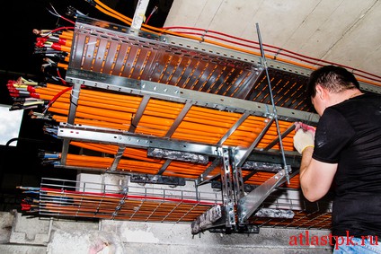 Прокладка проводов и кабелей в лотках